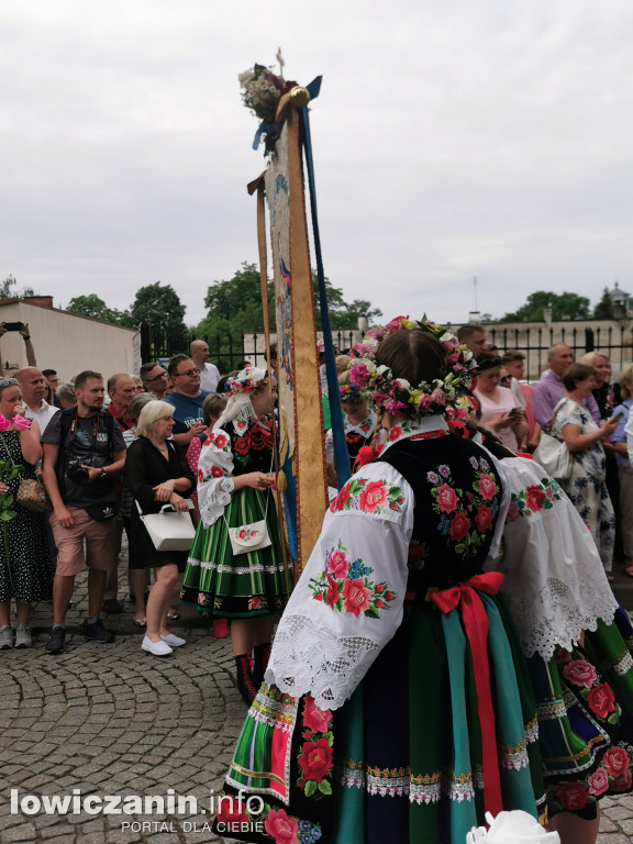 Boże Ciało w Łowiczu - tysiące ludzi na procesji