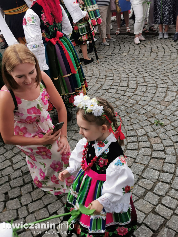 Boże Ciało w Łowiczu - tysiące ludzi na procesji