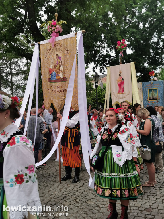 Boże Ciało w Łowiczu - tysiące ludzi na procesji
