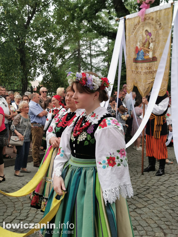 Boże Ciało w Łowiczu - tysiące ludzi na procesji