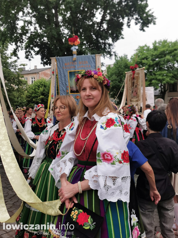 Boże Ciało w Łowiczu - tysiące ludzi na procesji