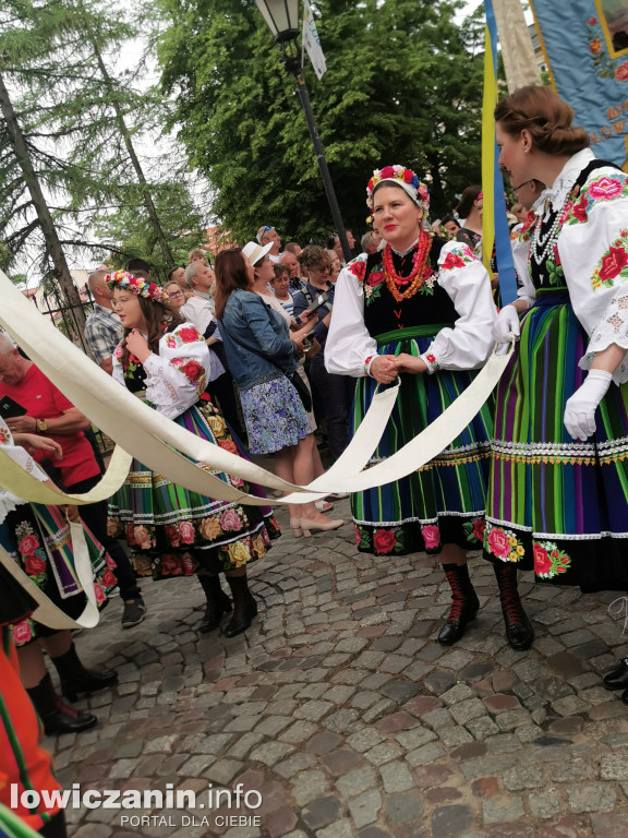 Boże Ciało w Łowiczu - tysiące ludzi na procesji