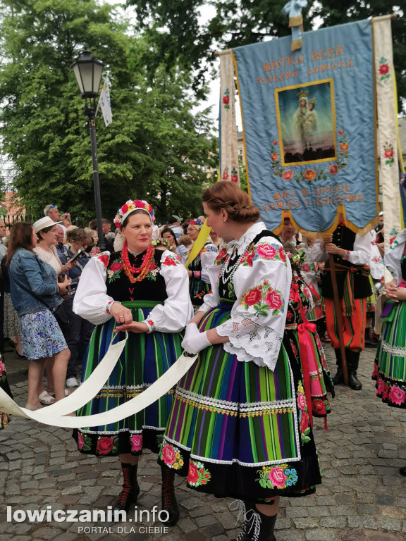 Boże Ciało w Łowiczu - tysiące ludzi na procesji