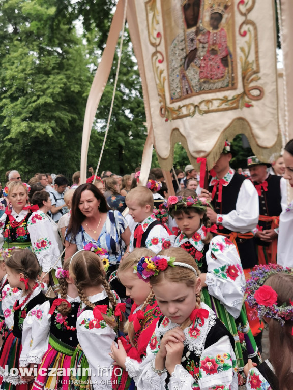 Boże Ciało w Łowiczu - tysiące ludzi na procesji
