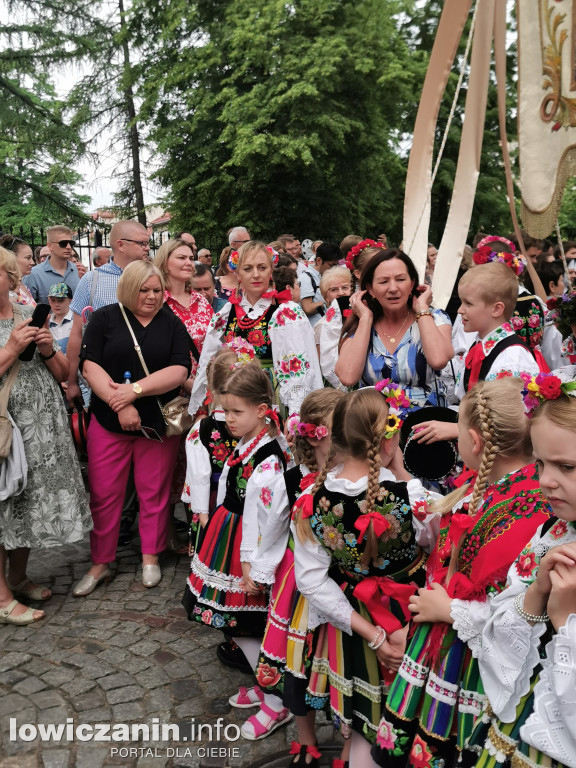 Boże Ciało w Łowiczu - tysiące ludzi na procesji