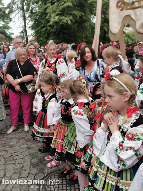 Boże Ciało w Łowiczu - tysiące ludzi na procesji