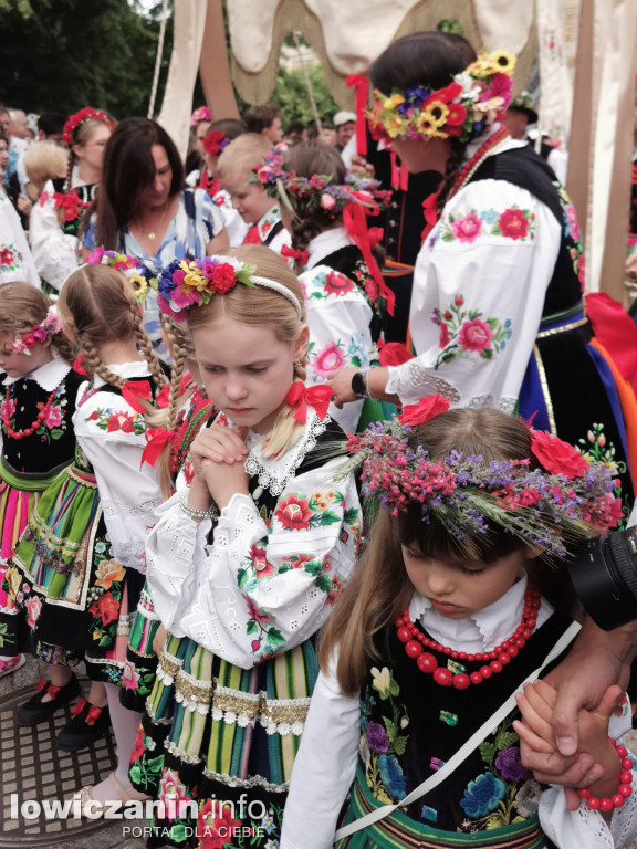 Boże Ciało w Łowiczu - tysiące ludzi na procesji