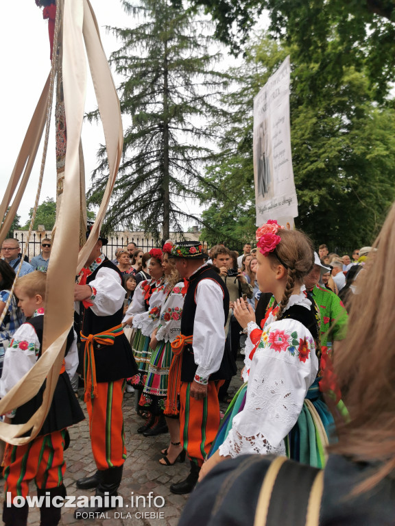 Boże Ciało w Łowiczu - tysiące ludzi na procesji