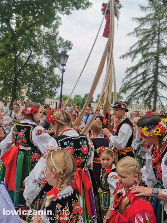 Boże Ciało w Łowiczu - tysiące ludzi na procesji