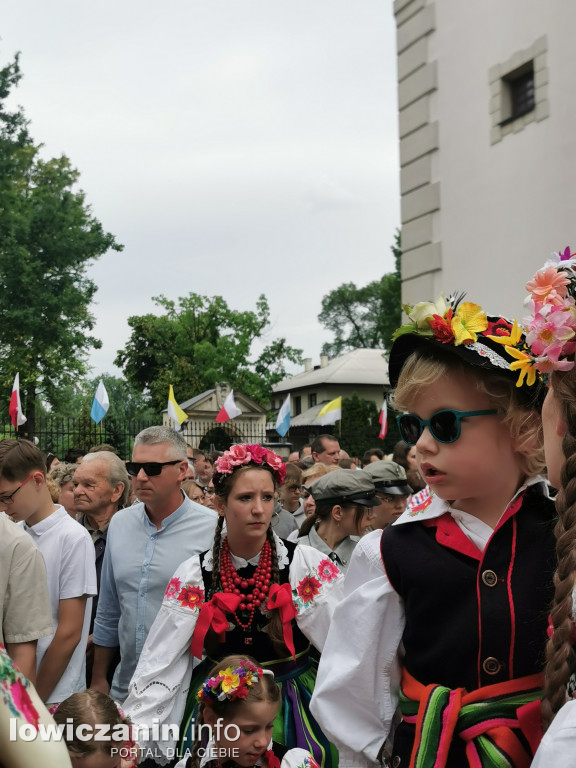 Boże Ciało w Łowiczu - tysiące ludzi na procesji