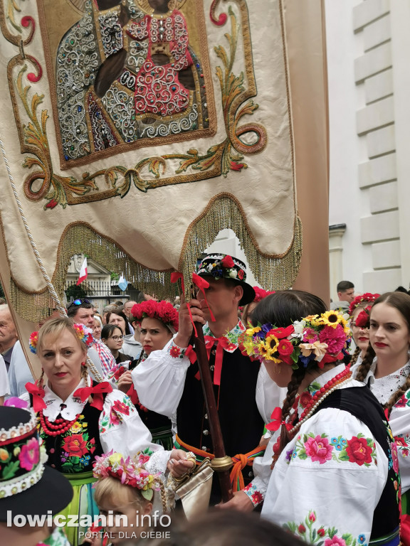 Boże Ciało w Łowiczu - tysiące ludzi na procesji