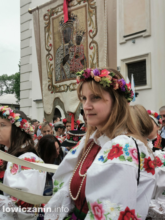 Boże Ciało w Łowiczu - tysiące ludzi na procesji