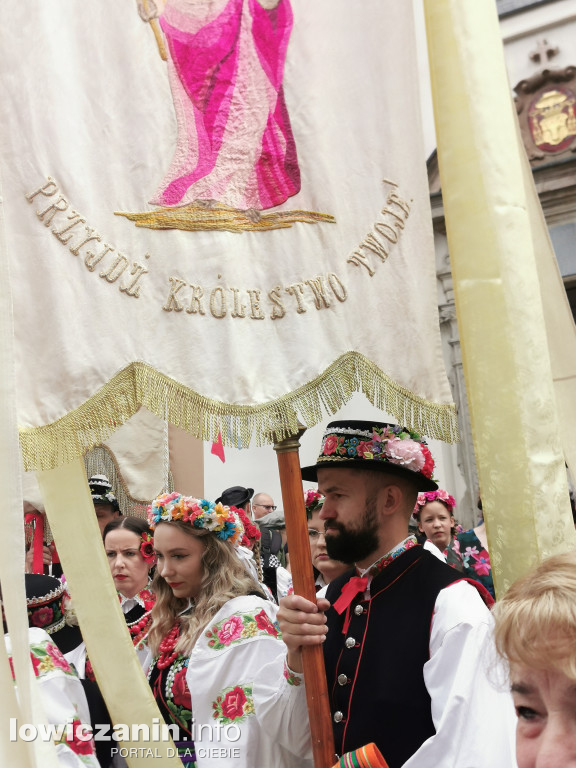 Boże Ciało w Łowiczu - tysiące ludzi na procesji