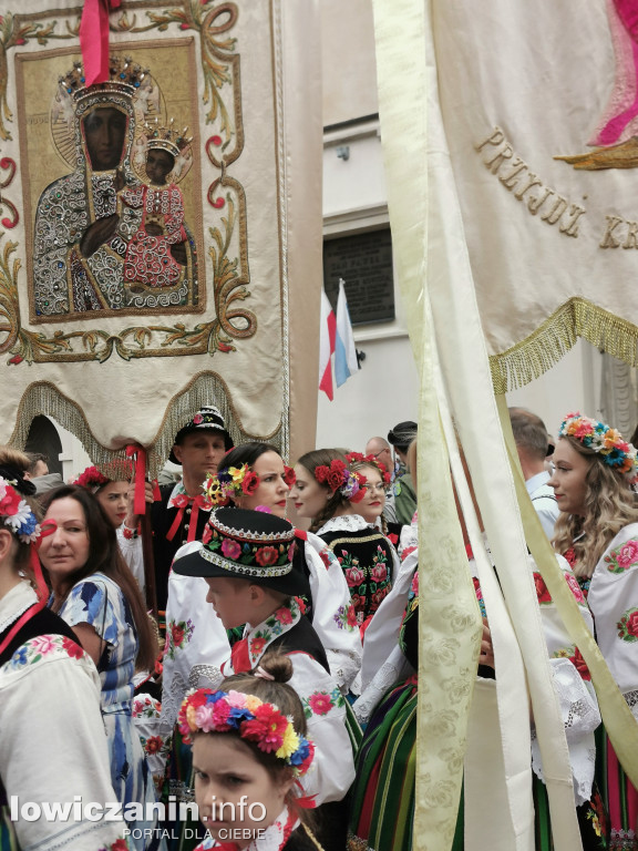 Boże Ciało w Łowiczu - tysiące ludzi na procesji