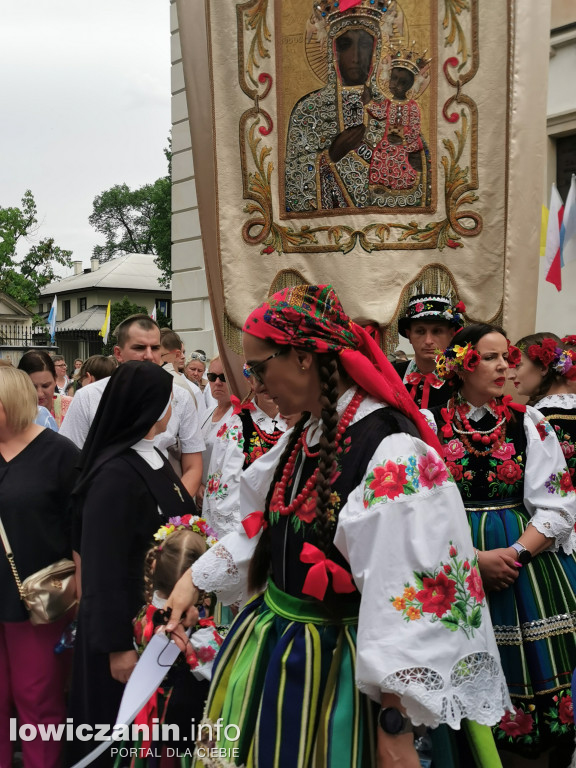 Boże Ciało w Łowiczu - tysiące ludzi na procesji