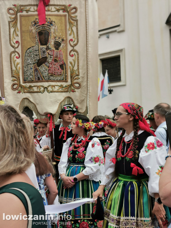 Boże Ciało w Łowiczu - tysiące ludzi na procesji