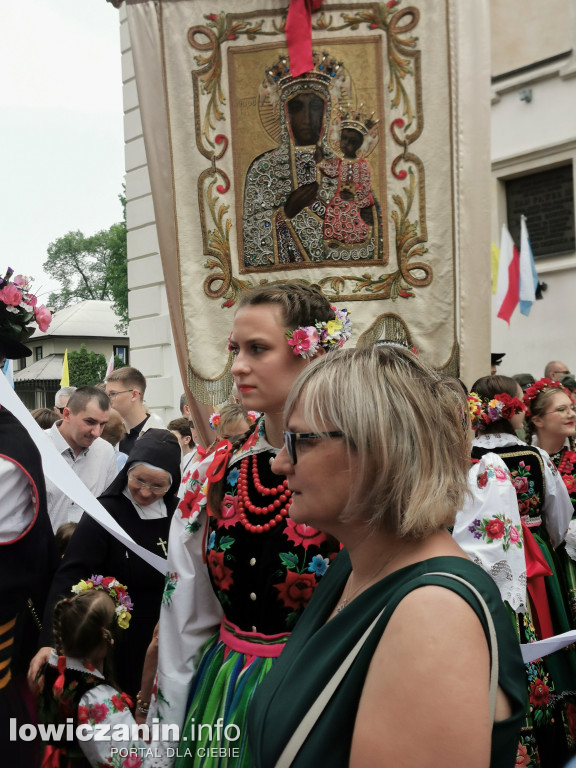 Boże Ciało w Łowiczu - tysiące ludzi na procesji