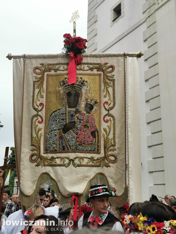 Boże Ciało w Łowiczu - tysiące ludzi na procesji