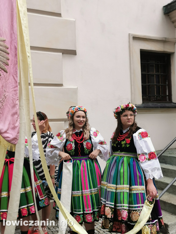 Boże Ciało w Łowiczu - tysiące ludzi na procesji
