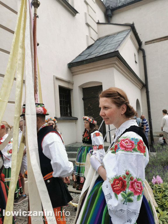 Boże Ciało w Łowiczu - tysiące ludzi na procesji