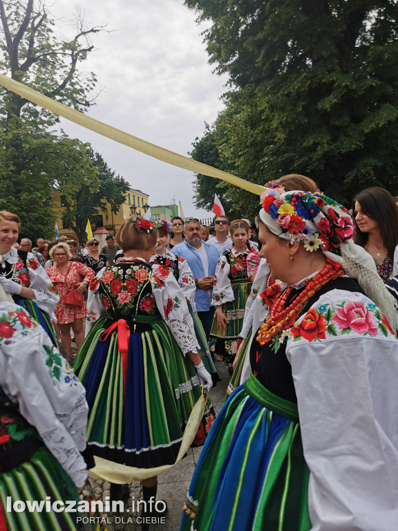 Boże Ciało w Łowiczu - tysiące ludzi na procesji