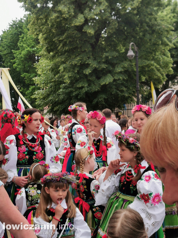Boże Ciało w Łowiczu - tysiące ludzi na procesji