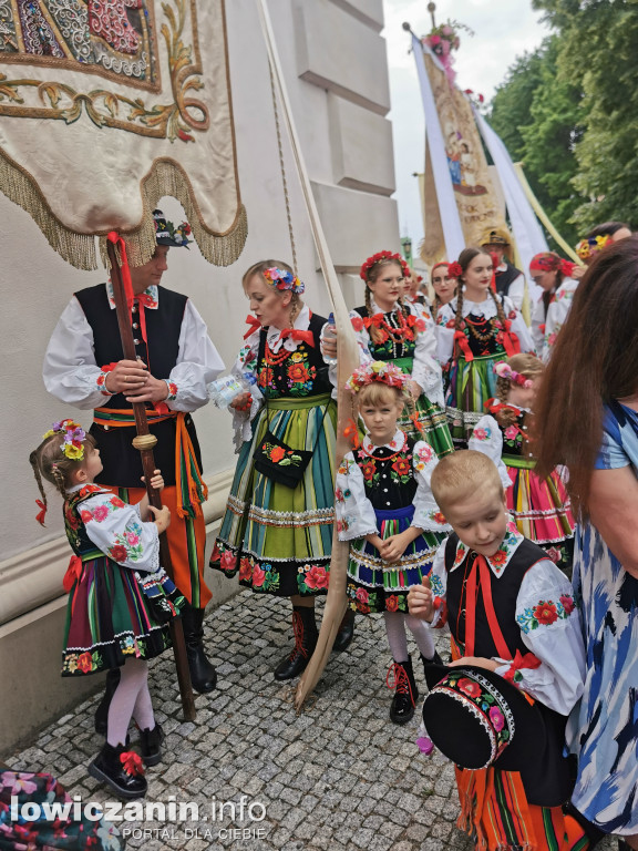 Boże Ciało w Łowiczu - tysiące ludzi na procesji