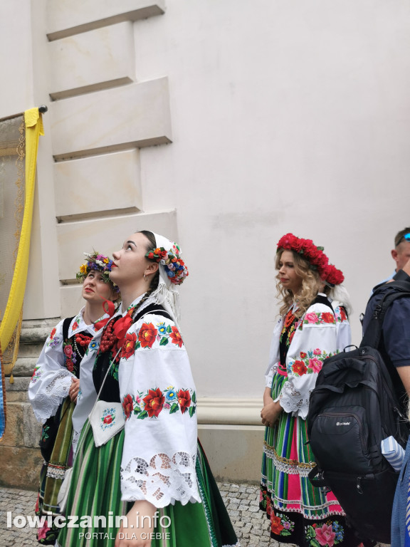 Boże Ciało w Łowiczu - tysiące ludzi na procesji