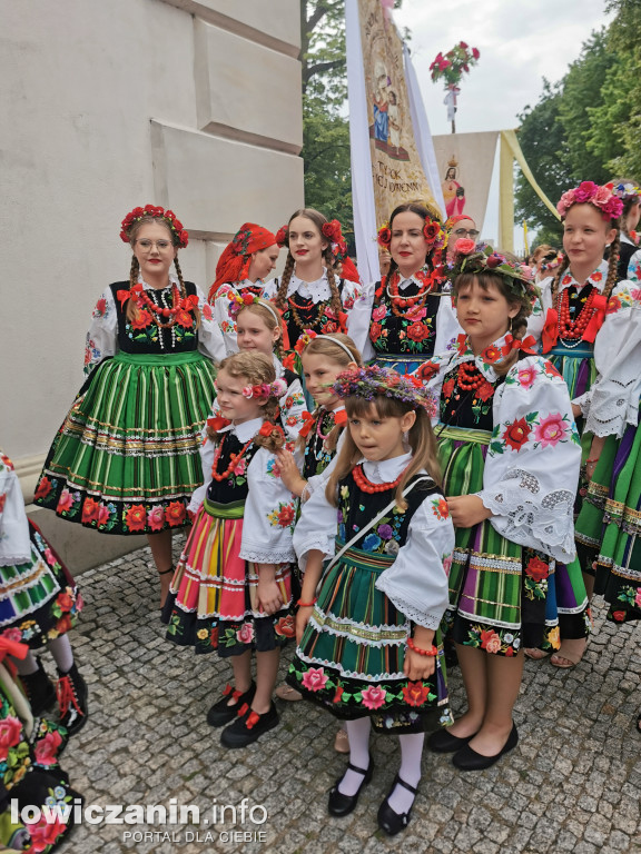 Boże Ciało w Łowiczu - tysiące ludzi na procesji