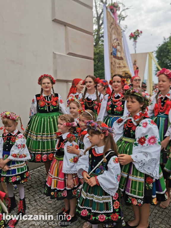 Boże Ciało w Łowiczu - tysiące ludzi na procesji