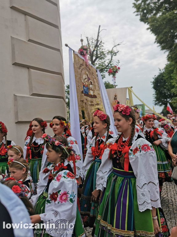 Boże Ciało w Łowiczu - tysiące ludzi na procesji