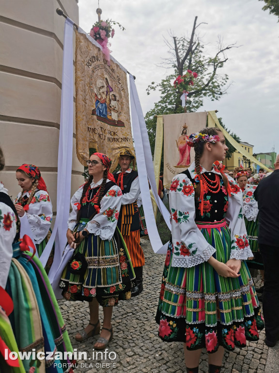 Boże Ciało w Łowiczu - tysiące ludzi na procesji