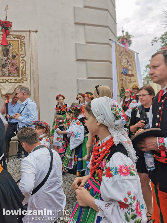 Boże Ciało w Łowiczu - tysiące ludzi na procesji
