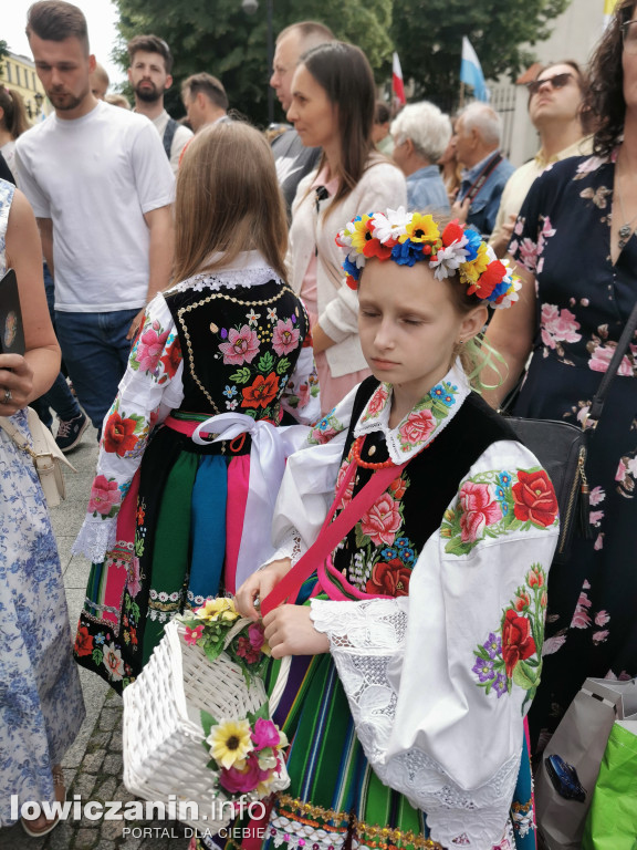 Boże Ciało w Łowiczu - tysiące ludzi na procesji