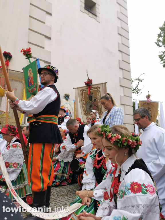 Boże Ciało w Łowiczu - tysiące ludzi na procesji