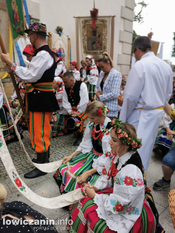 Boże Ciało w Łowiczu - tysiące ludzi na procesji