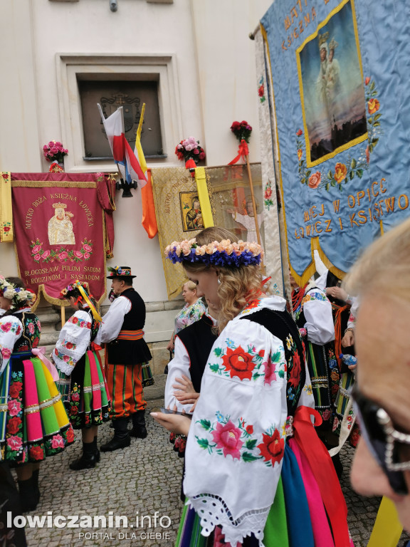 Boże Ciało w Łowiczu - tysiące ludzi na procesji