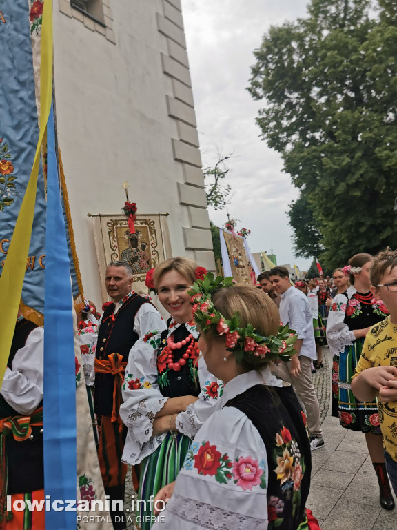 Boże Ciało w Łowiczu - tysiące ludzi na procesji