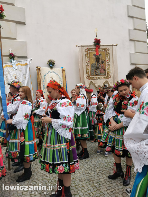 Boże Ciało w Łowiczu - tysiące ludzi na procesji