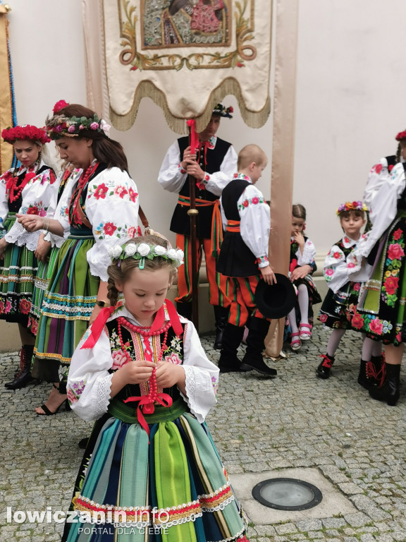 Boże Ciało w Łowiczu - tysiące ludzi na procesji