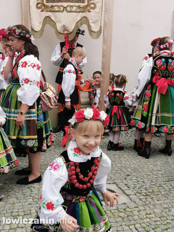 Boże Ciało w Łowiczu - tysiące ludzi na procesji