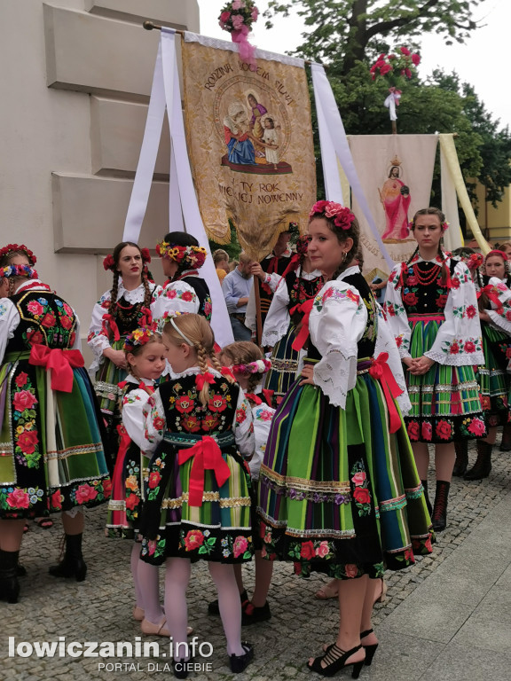 Boże Ciało w Łowiczu - tysiące ludzi na procesji
