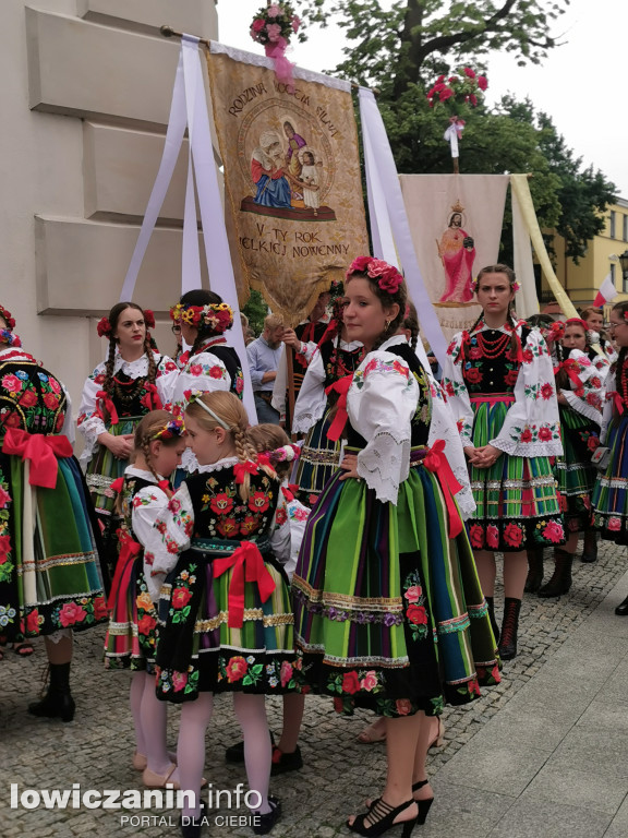 Boże Ciało w Łowiczu - tysiące ludzi na procesji