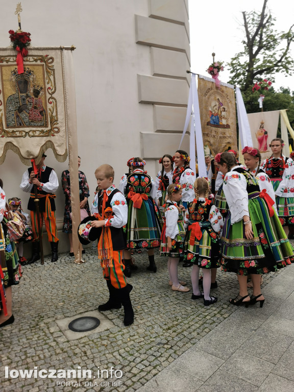 Boże Ciało w Łowiczu - tysiące ludzi na procesji