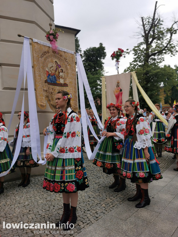 Boże Ciało w Łowiczu - tysiące ludzi na procesji