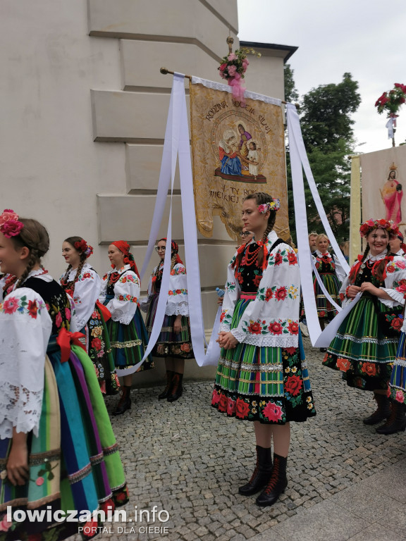 Boże Ciało w Łowiczu - tysiące ludzi na procesji