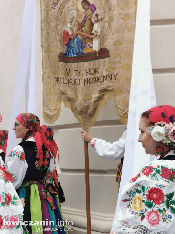 Boże Ciało w Łowiczu - tysiące ludzi na procesji