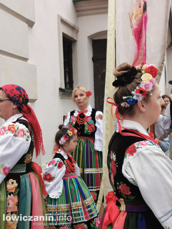 Boże Ciało w Łowiczu - tysiące ludzi na procesji