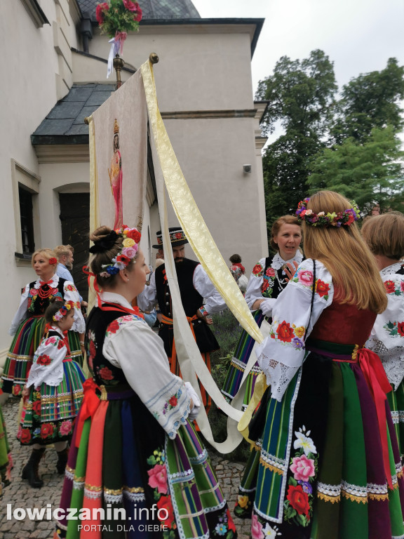 Boże Ciało w Łowiczu - tysiące ludzi na procesji