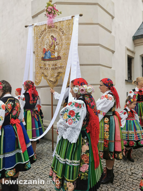 Boże Ciało w Łowiczu - tysiące ludzi na procesji
